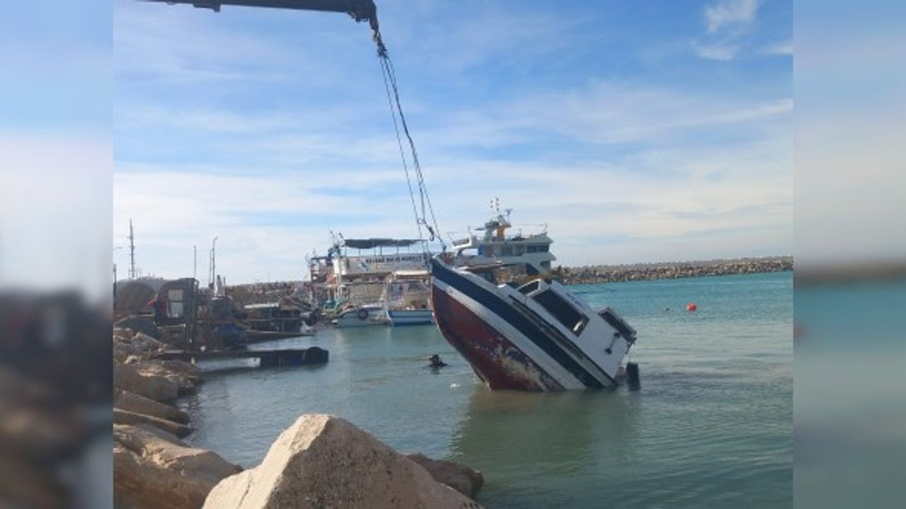 Fırtınayla birlikte suya gömülen tekne vinçle karaya çıkarıldı