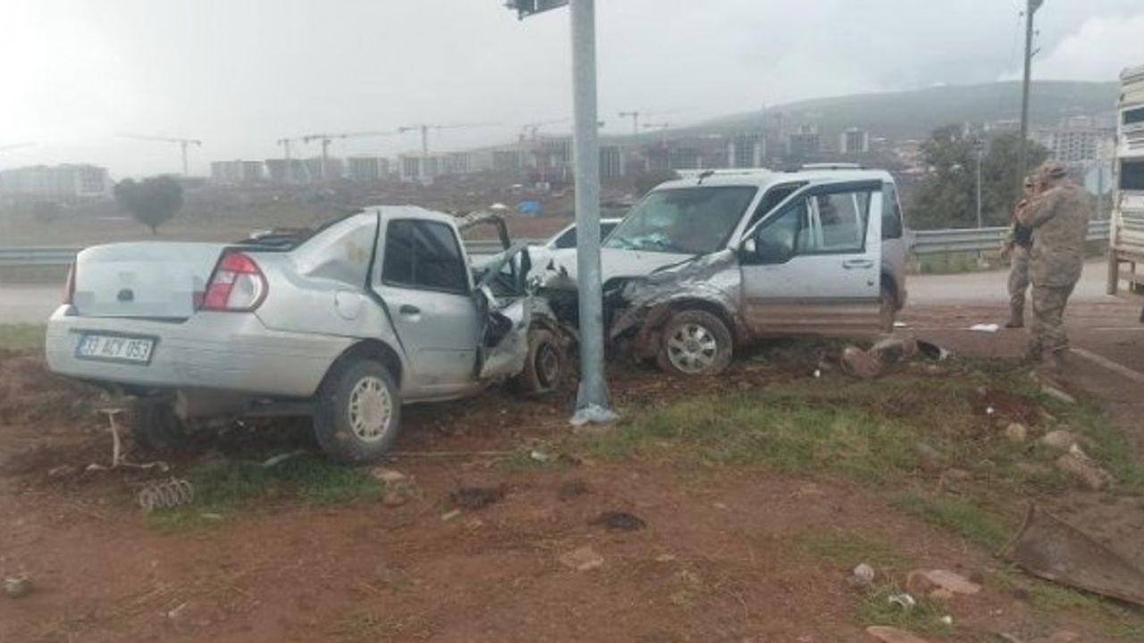Hatay'da iki araç çarpıştı:3 yaralı