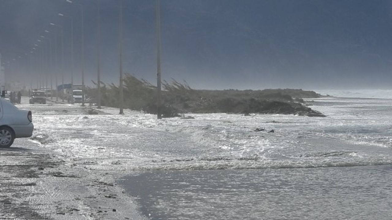 Hatay Samandağ'da da deniz yola taştı