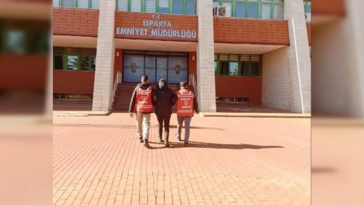 Isparta’da hapis cezası ile aranan şahıs pencereden kaçmaya çalışırken yakalandı