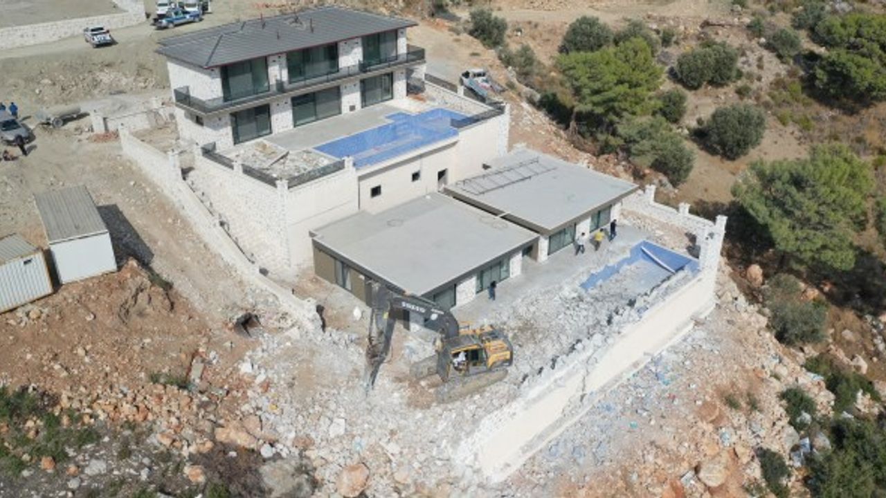 Kaş’ta kaçak yapılan yüzme havuzlu binalar ekipler tarafından yıkıldı
