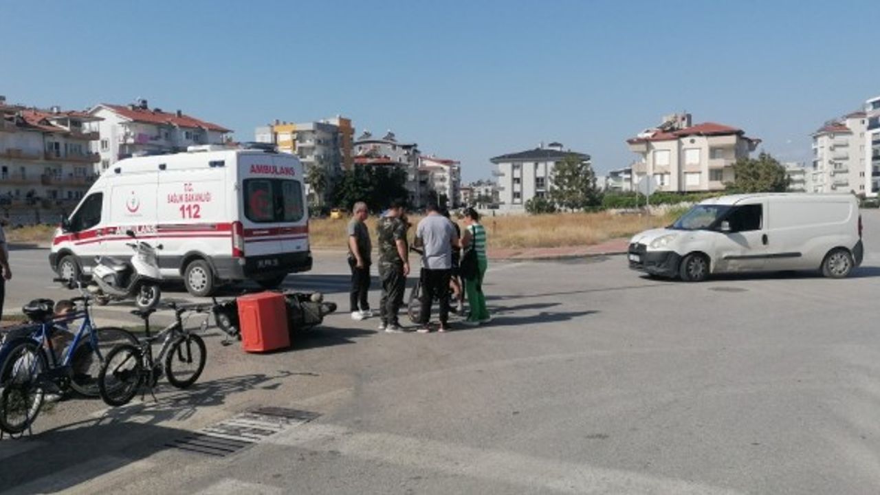 Kavşakta 'U' dönüşü motosiklet sürücüsünü hastanelik etti