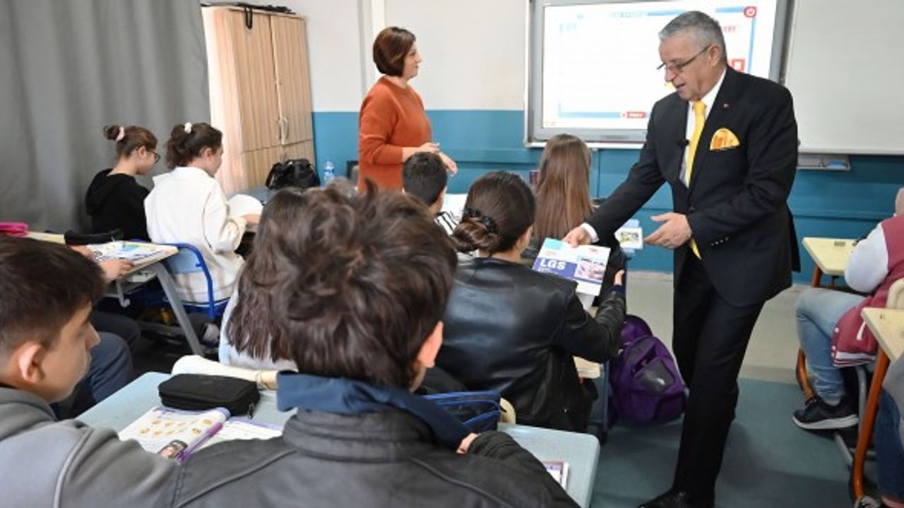 Kemer'de, öğrencilere ücretsiz LGS soru bankası dağıtıldı