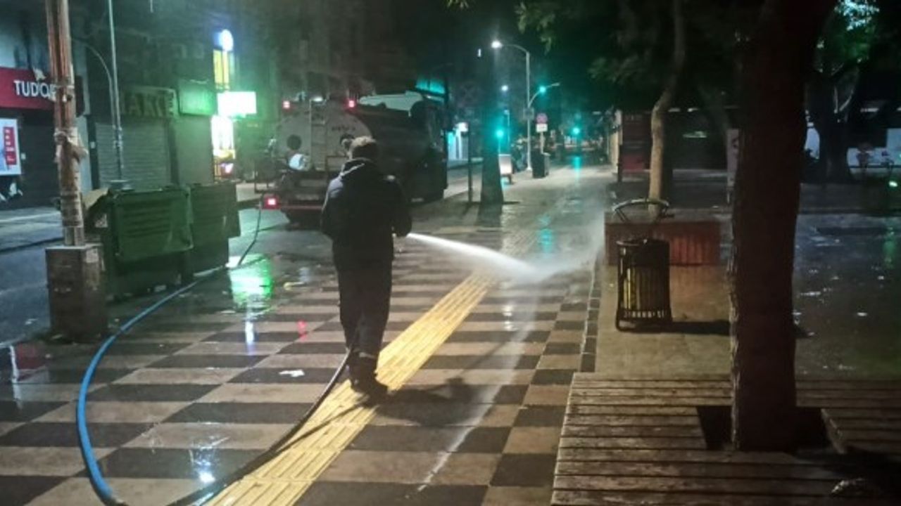 Mersin'de yağış ve fırtına fırtına sonrası temizlik çalışmaları sürüyor