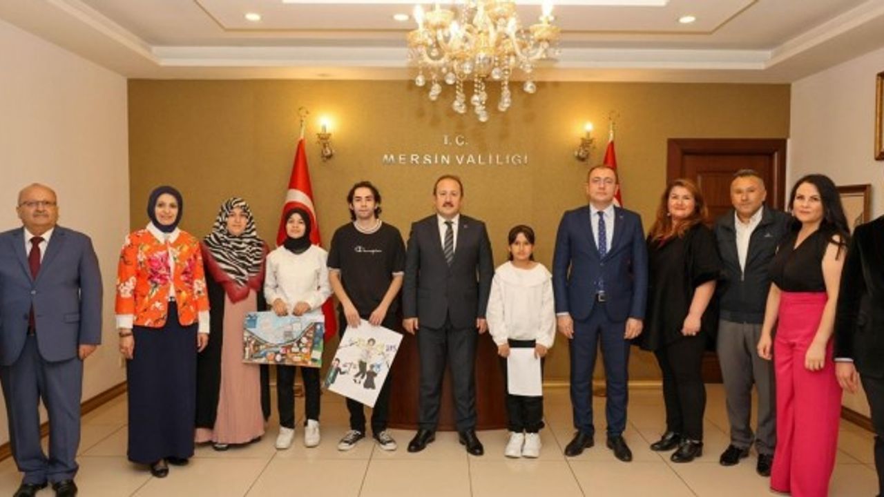 Ödül alan öğrenciler mutluluğunu Vali Pehlivan ile paylaştı