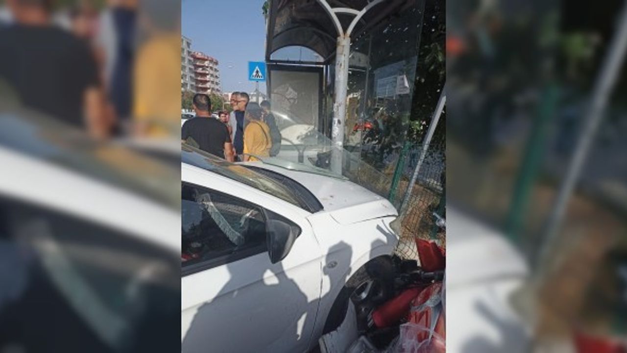Otomobil öğrencilerin bulunduğu otobüs durağına daldı
