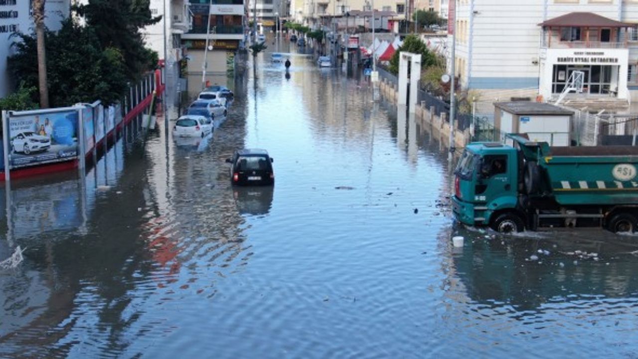 Sular altında kalan İskenderun’da mahsur kalan araçlar kurtarılmayı bekliyor