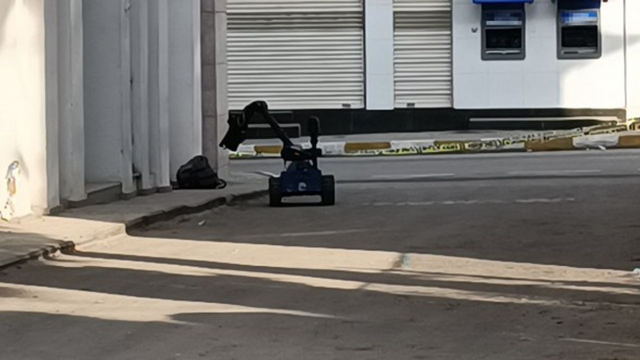 Şüpheli çanta bomba imha robotu ile patlatıldı