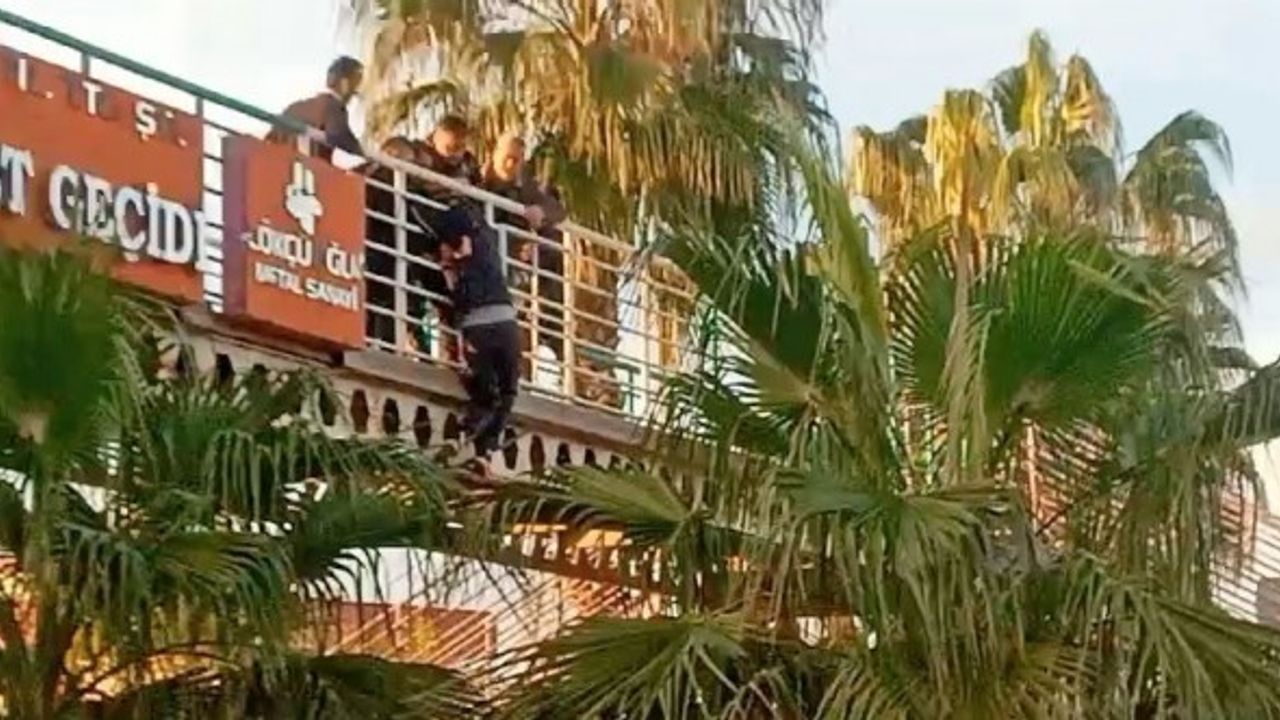 Üst geçitte kendini aşağıya sarkıttı, yürekleri ağza getirdi
