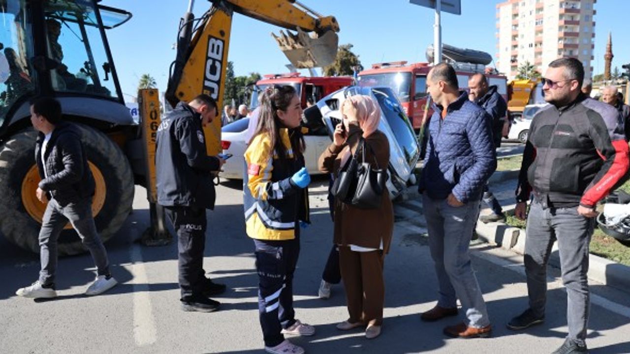 Yan yatan otomobilde sıkışan yaşlı kadın kurtarıldı, kızı annesini sayıkladı