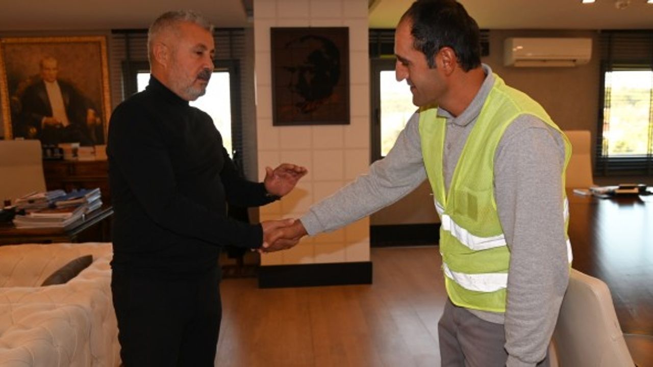 Yolda bulduğu parayı sahibine teslim eden belediye çalışanı ödüllendirildi
