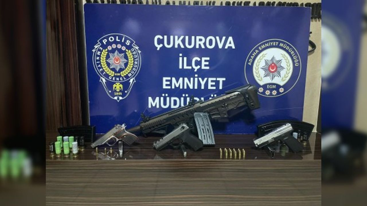 Adana’da masaj salonlarında kılıç ve silah ele geçirildi