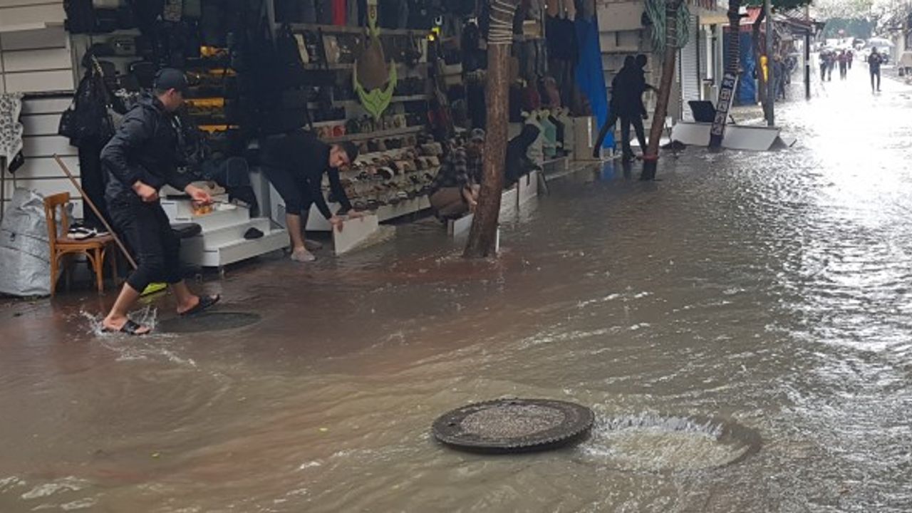 Alanya’da rögarlar taştı, çarşı merkezini su bastı