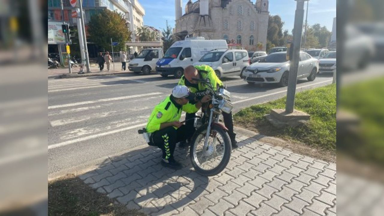 Antalya'da sürücüsünün kaçtığı plakasız motosiklete 7 bin TL ceza