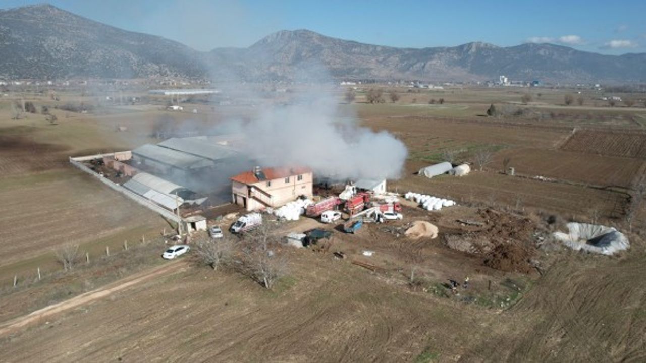 Burdur’da elektrik kaçağından çıkan yangında 15 ton saman balyası kül oldu