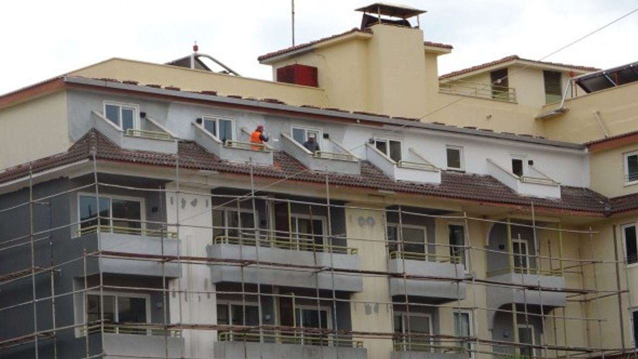 Çatıda tadilat yapan inşaat işçisi 21 metreden düşerek yaşamını yitirdi
