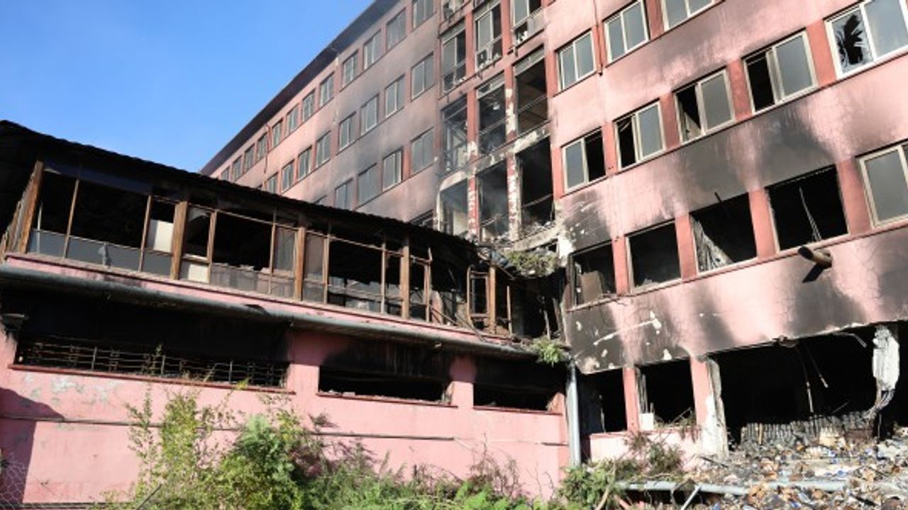 Eski devlet hastanesinde çıkan yangında 20 saat geride kaldı