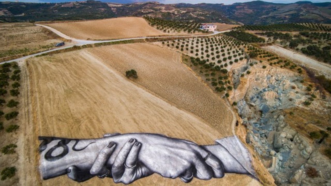 Fransız sanatçıdan depremde ortadan ikiye ayrılan bahçeye kardeşlik eseri