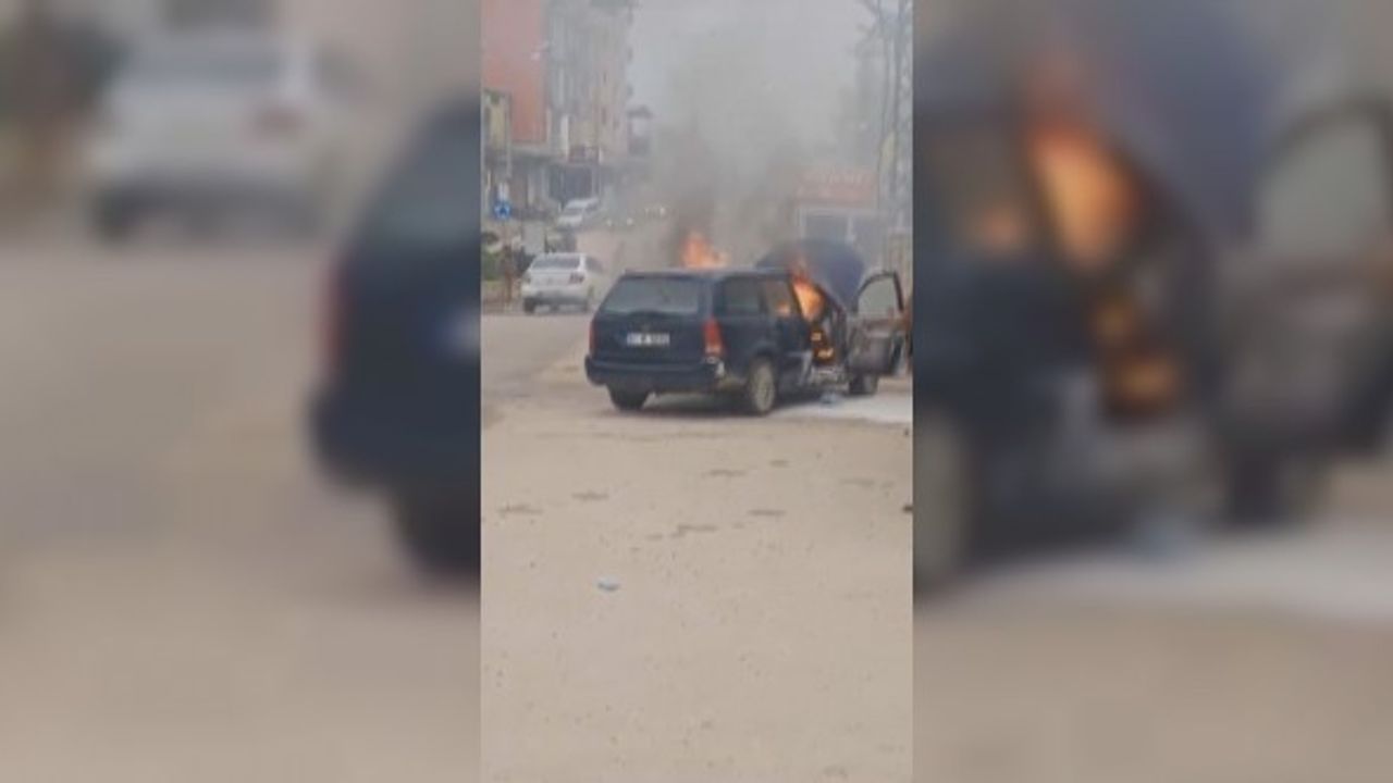 Hatay'da seyir halindeki otomobilde yangın