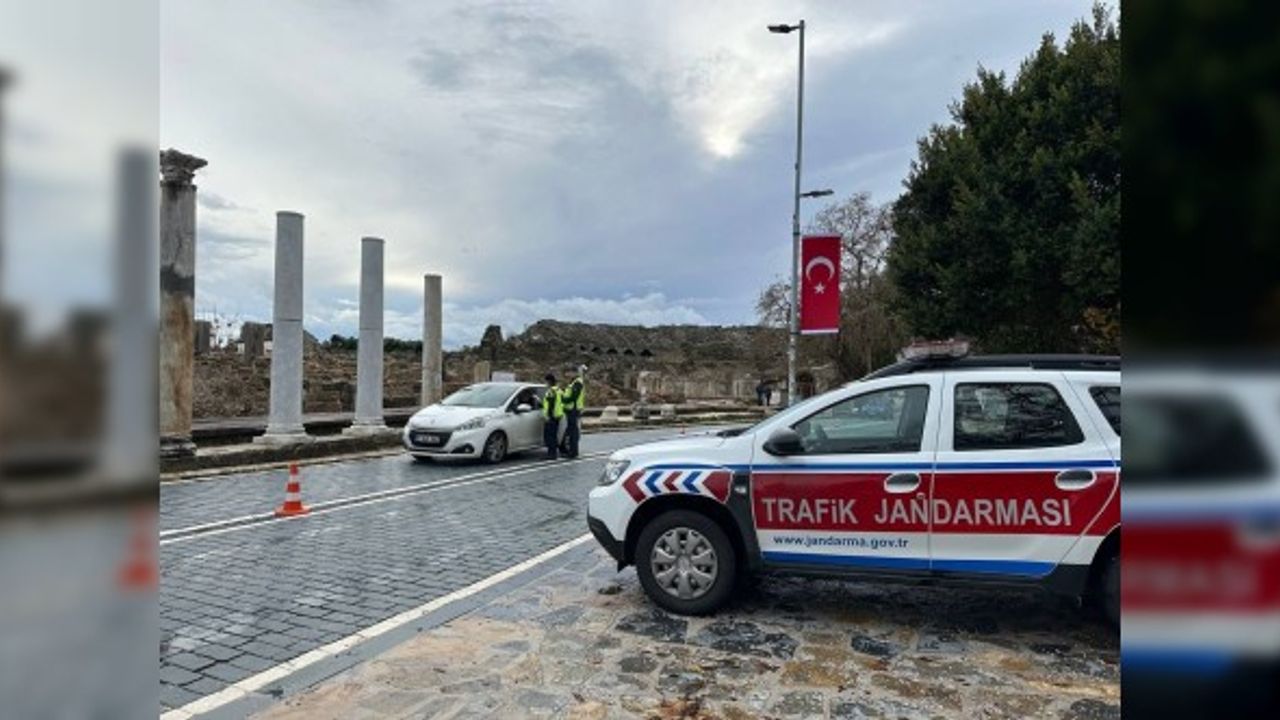 Hız sınırını aşan 136, alkollü araç kullanan 21 sürücüye ceza