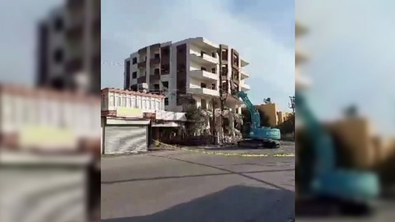İş makinesinin dokunuşuyla 5 katlı bina yerle bir oldu