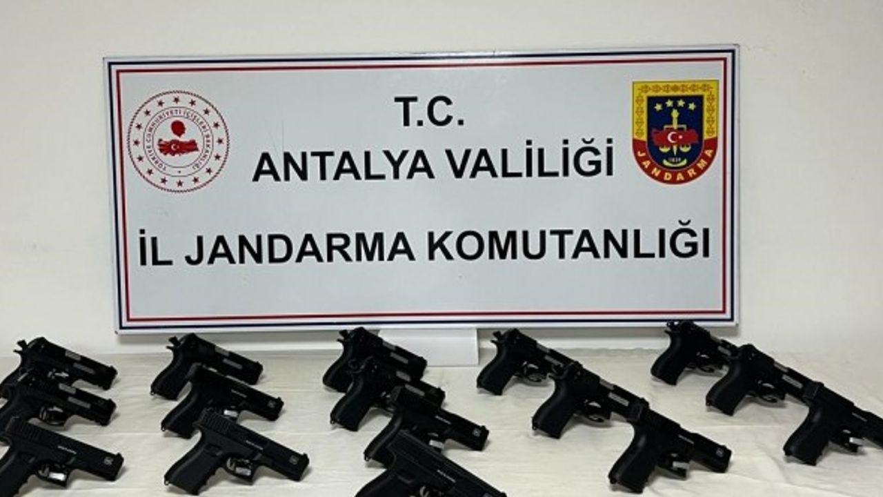 Jandarmadan seyir halindeki otomobile ruhsatsız silah operasyonu