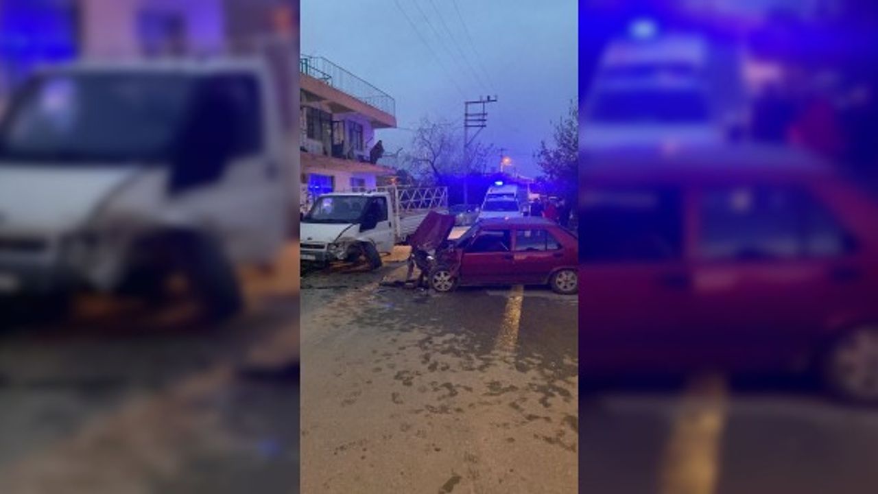 Kamyonet ile otomobil çarpıştı: 3 yaralı