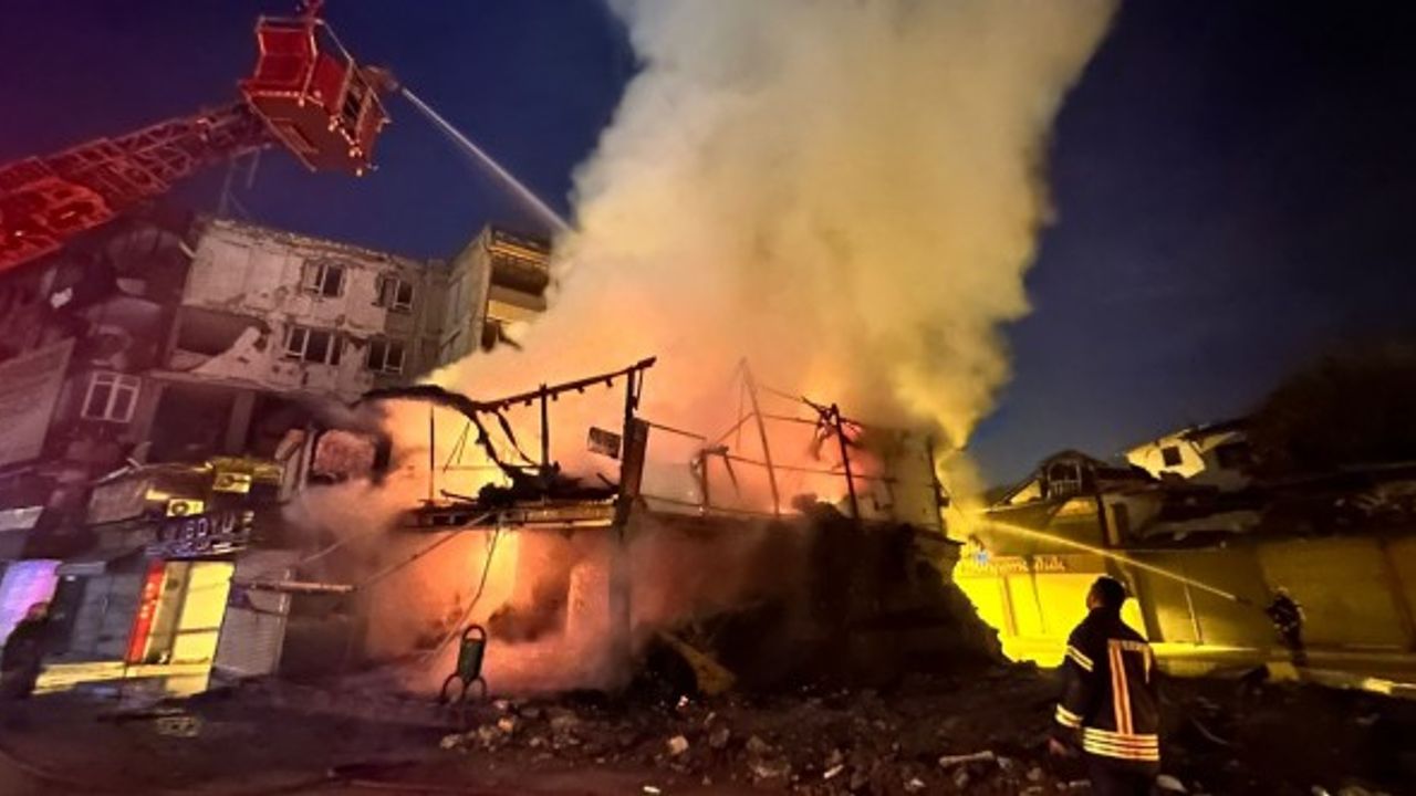 Tarihi Uzun Çarşı'da korkutan yangın