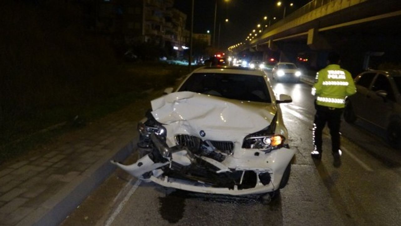 'U' dönüşü yapan otomobile arkadan çarptı:3 yaralı