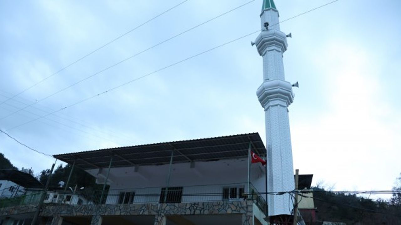 Depremle birlikte aylardır minaresiz kalan camiye, çelikten 26 metrelik minare yaptırıldı