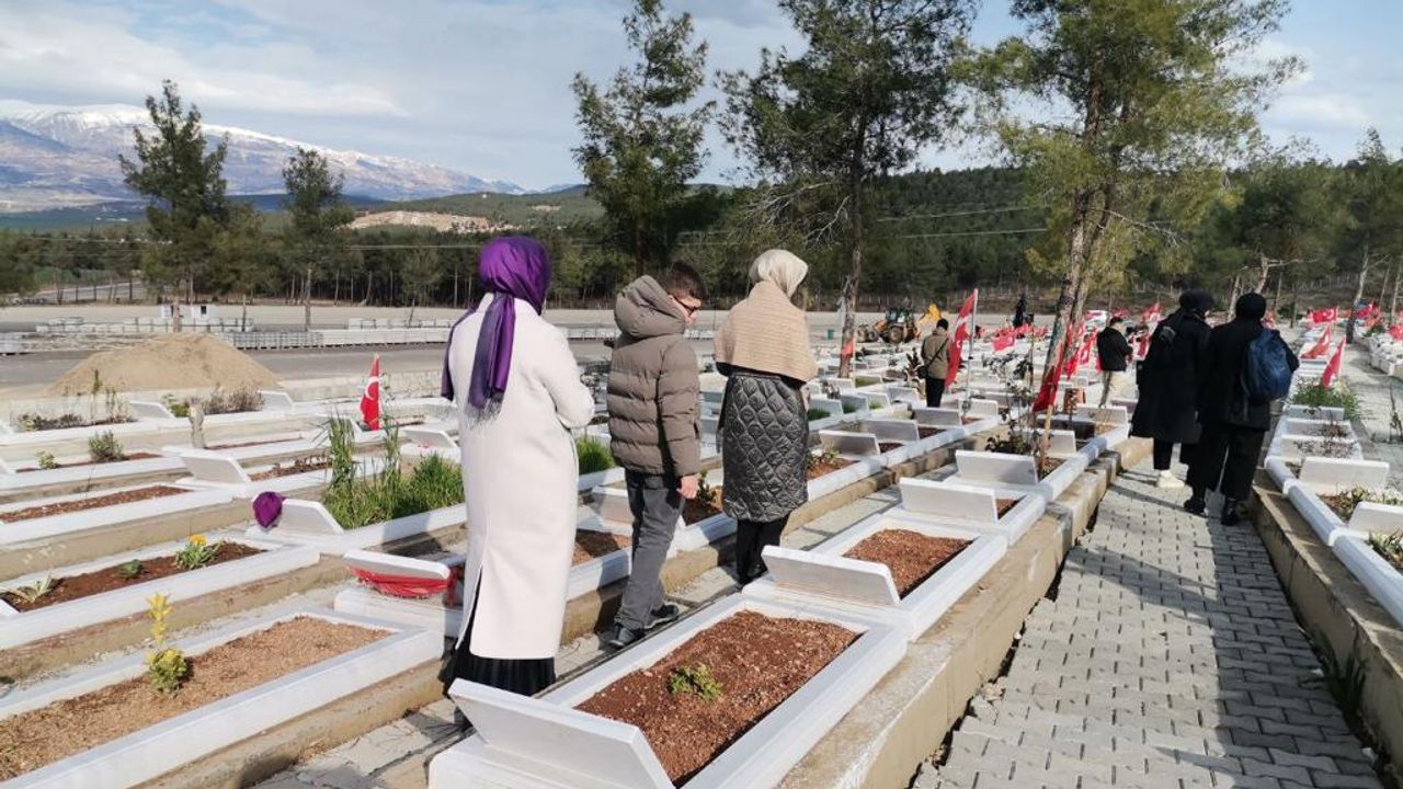 KADEM, Kahramanmaraş'ta Deprem Şehitlerini Kabirleri Başında Ziyaret Etti
