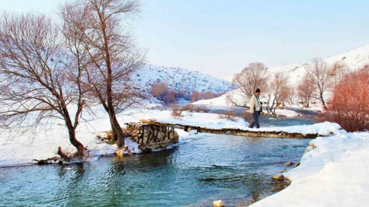 Kahramanmaraş'ta Hurman Çayı Karla Birleşince Görenleri Büyüledi!