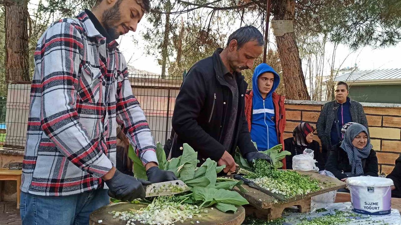 Kahramanmaraş'ta İş Yeri Yıkılan Adam Tirşik Çorbasıyla Ayakta Kalmaya Çalışıyor