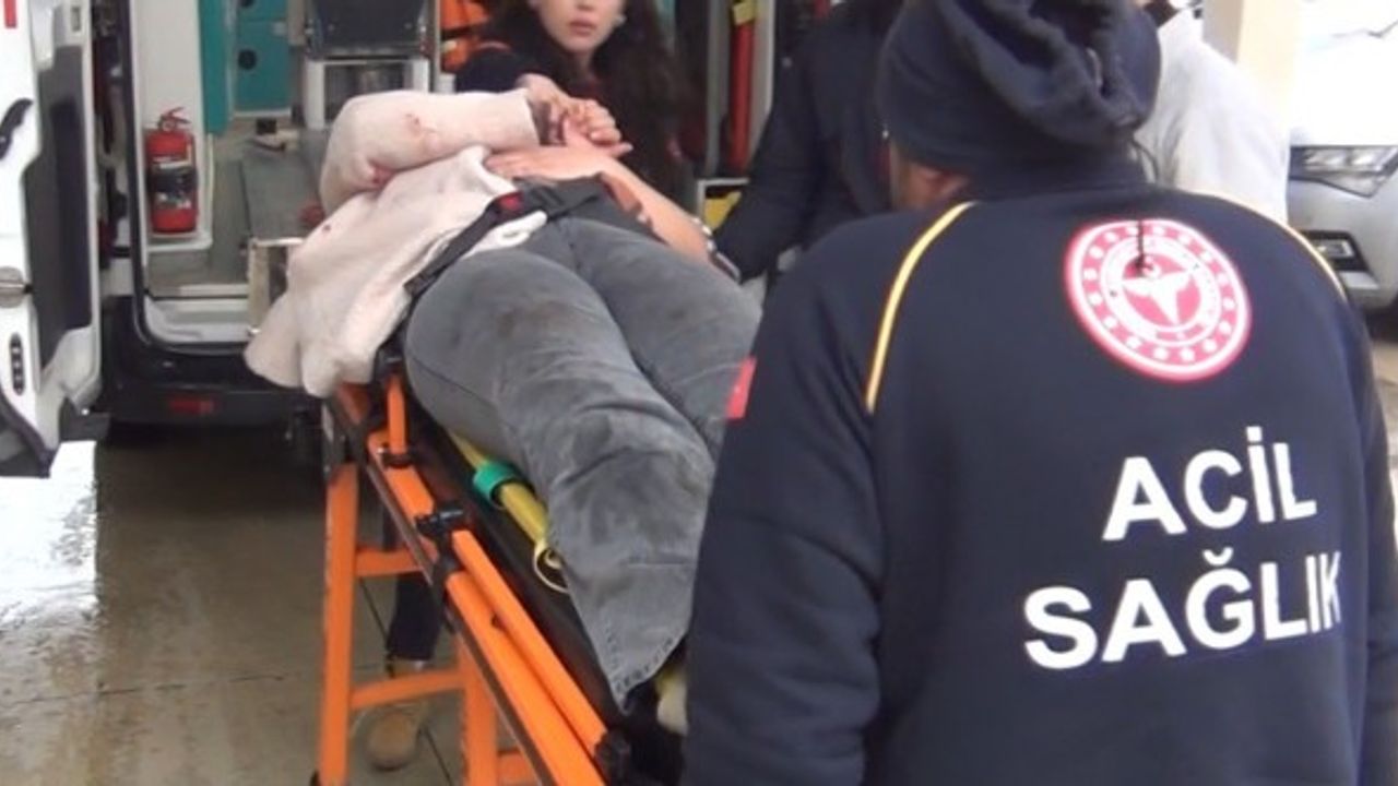 Kozan'da minibüs devrildi: 7 yaralı