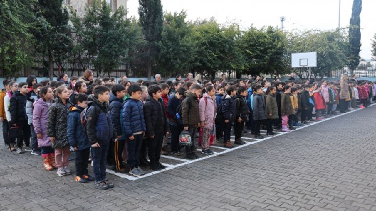 Minik öğrencilerden şehit Mehmetçikler için saygı duruşu