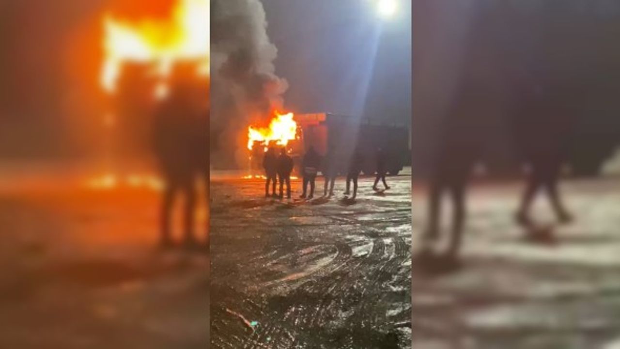 Şeker fabrikasında bekleyen kamyon alevlere teslim oldu