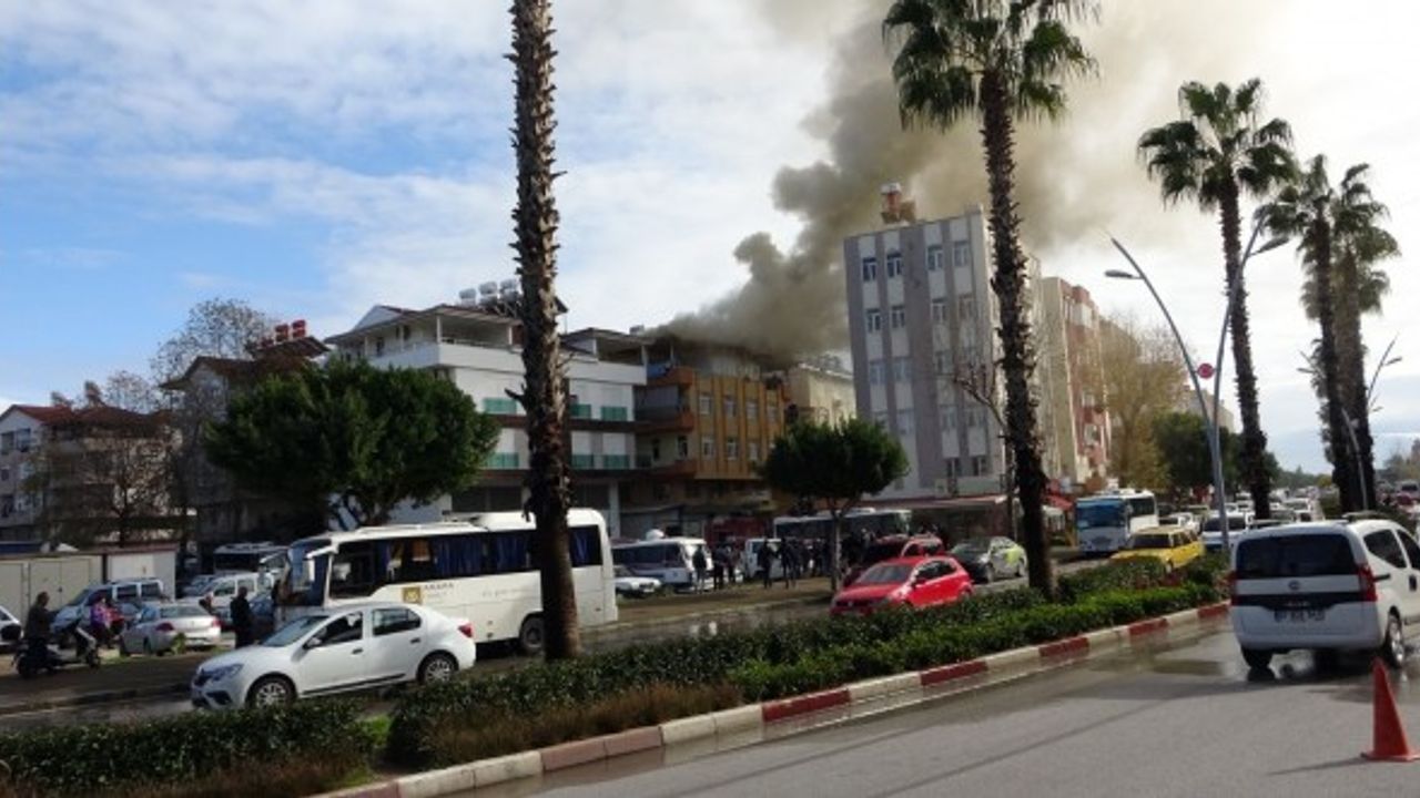 Sobadan boşaltılan kül apartmanı yakıyordu