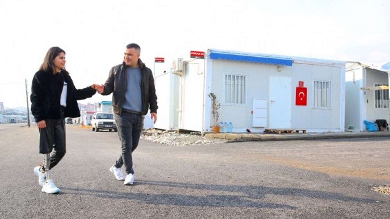 Kahramanmaraş'ta Enkazdan 3 Gün Sonra Çıkmıştı, Ailesini Kaybeden Tuğçe'nin Elini Nişanlısı Tutuyor