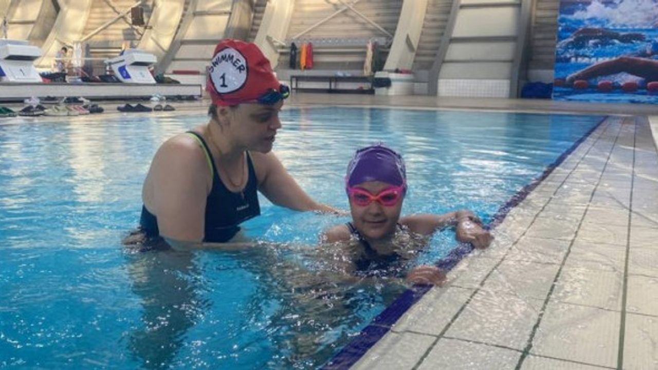Kahramanmaraşlı Medine, Depremin İzlerini Yüzerek Siliyor