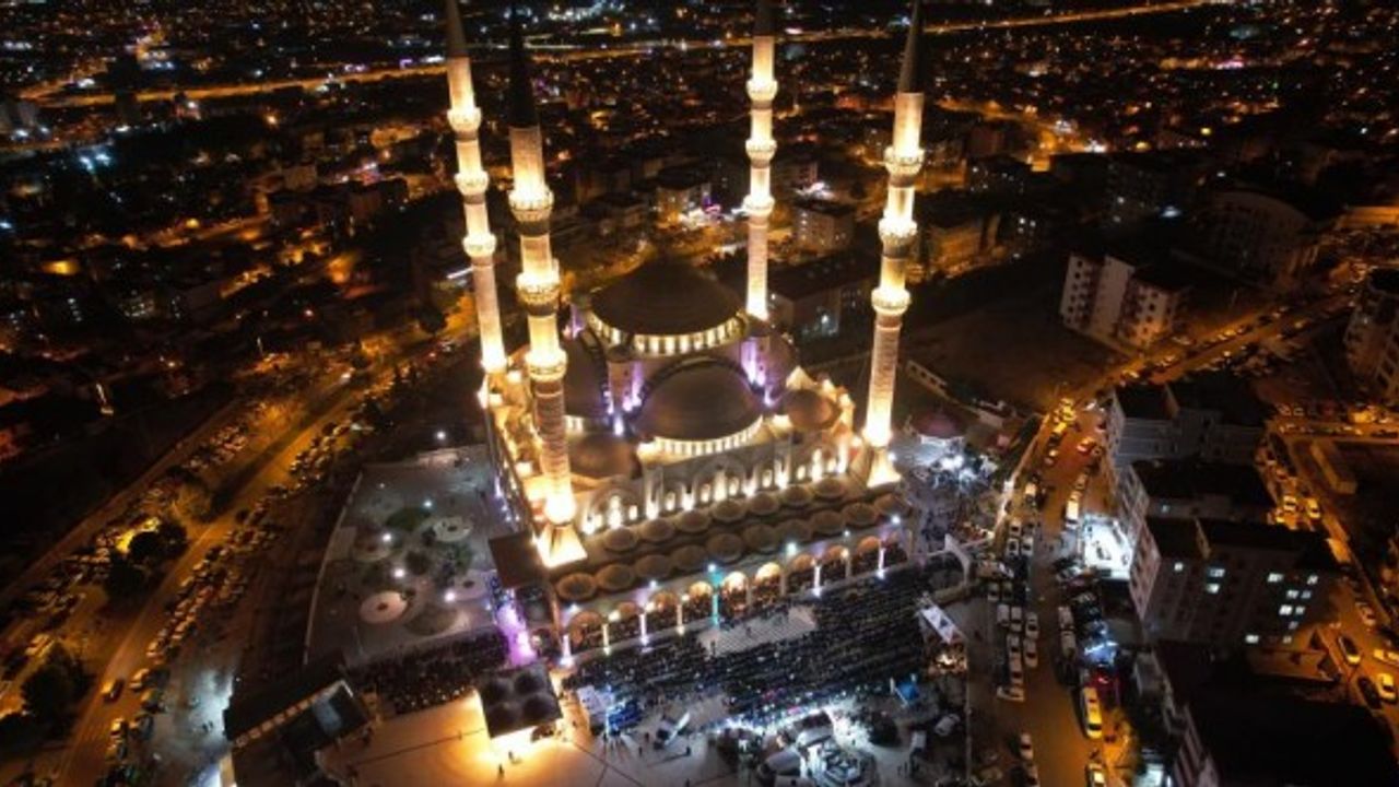 Kahramanmaraşlılar Miraç Kandilinde Abdulhamid Han Cami'ne Akın Ettiler