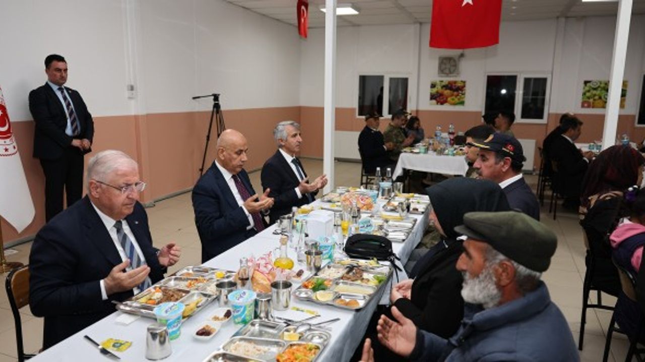 Bakan Güler, Kahramanmaraş'ta İftarda Şehit Aileleri, Gaziler ve Mehmetçikle Buluştu