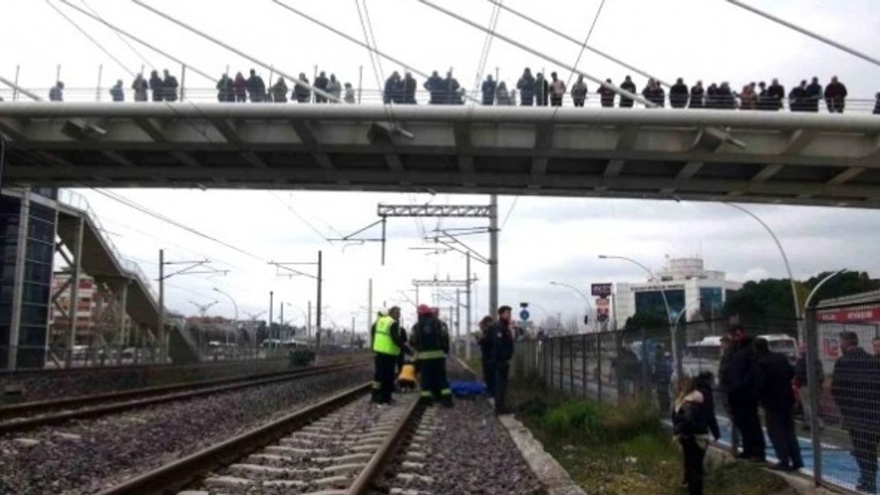 Hızlı Tren Hattında İntihar! Film İzler Gibi Seyrettiler