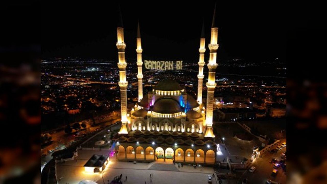 Kahramanmaraş Abdülhamit Han Camii, Ramazan’da Görenleri Mest Ediyor