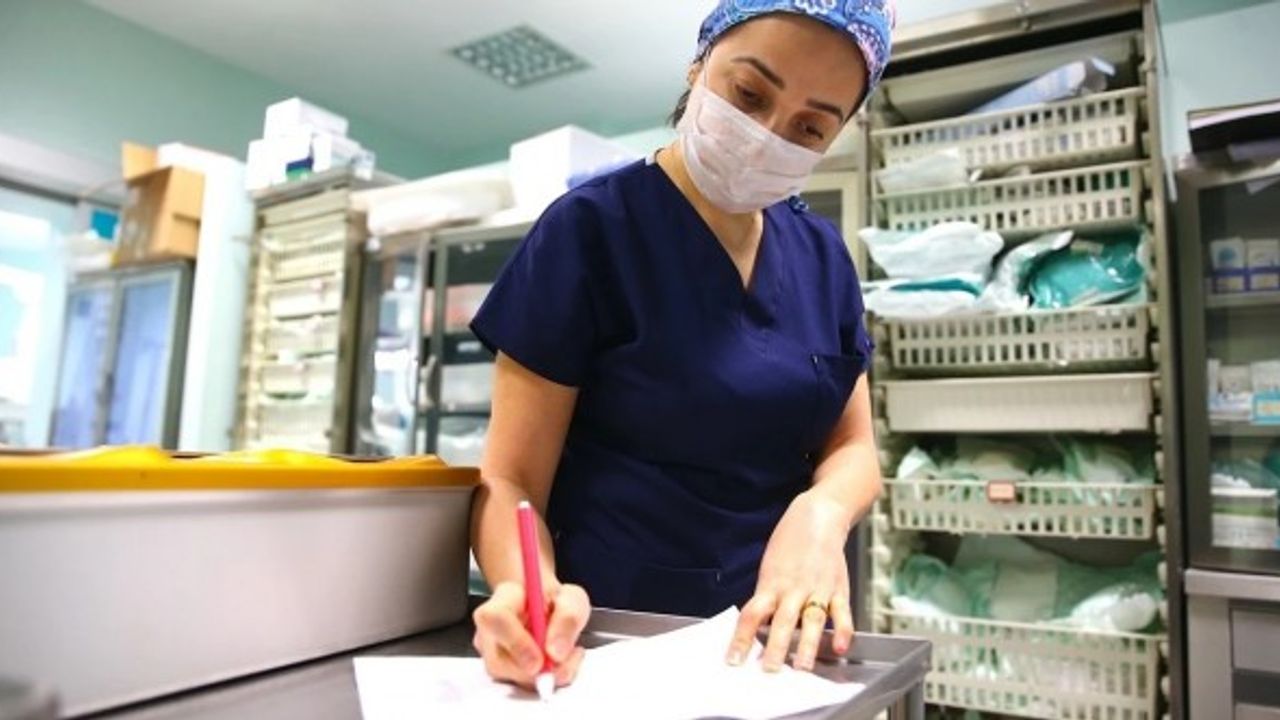 Kahramanmaraş'ta Depremde Mesai Arkadaşlarını Kaybeden Sağlıkçılar, Tıp Bayramı'nı Buruk Kutladı