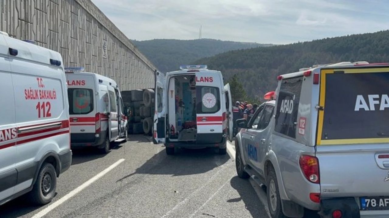 Tır Otomobilin Üzerine Devrildi: 4 Ölü, 2'si Polis 3 Yaralı!