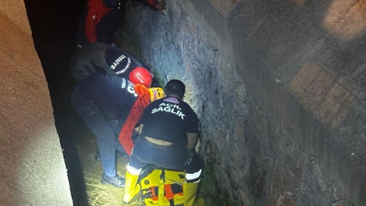 Kahramanmaraş'ta Sulama Kanalına Düşen Sürücüyü İtfaiye Kurtardı