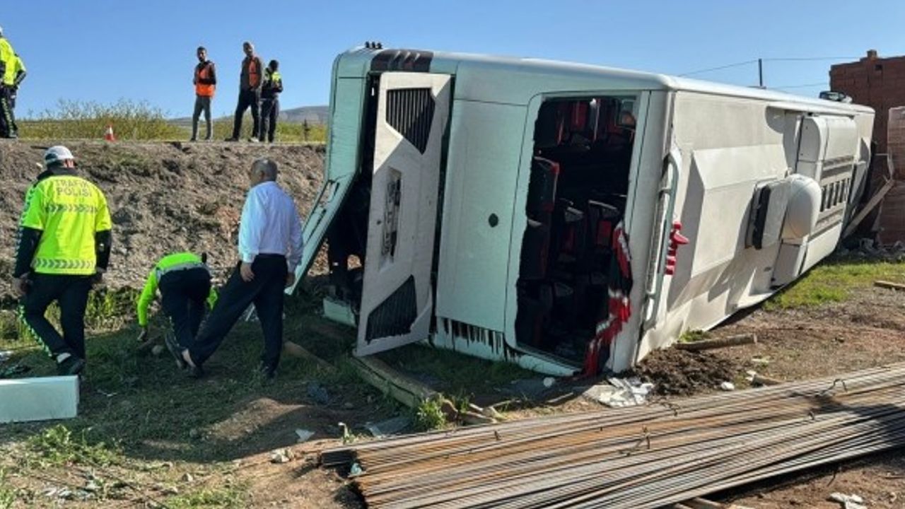 Otomobille Çarpışan Otobüs Devrildi: 22 Yaralı!