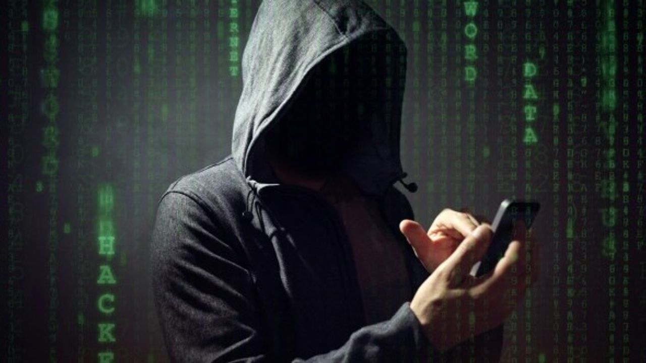 Gece Uyurken Telefonu Hacklendi, 10 Dakikada 300 Bin Lira Dolandırıldı!