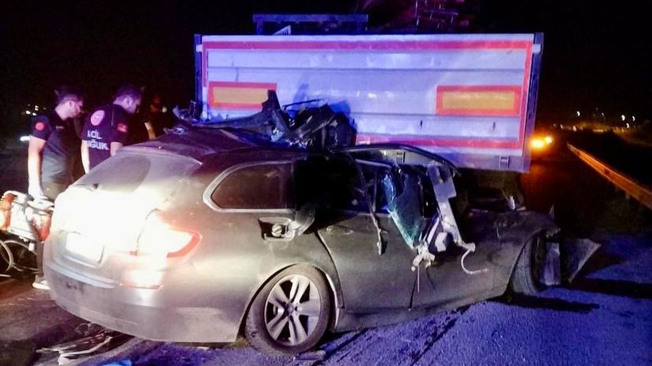Kahramanmaraş’ta Otomobil Tıra Arkadan Çarptı: 1 Kişi Hayatını Kaybetti