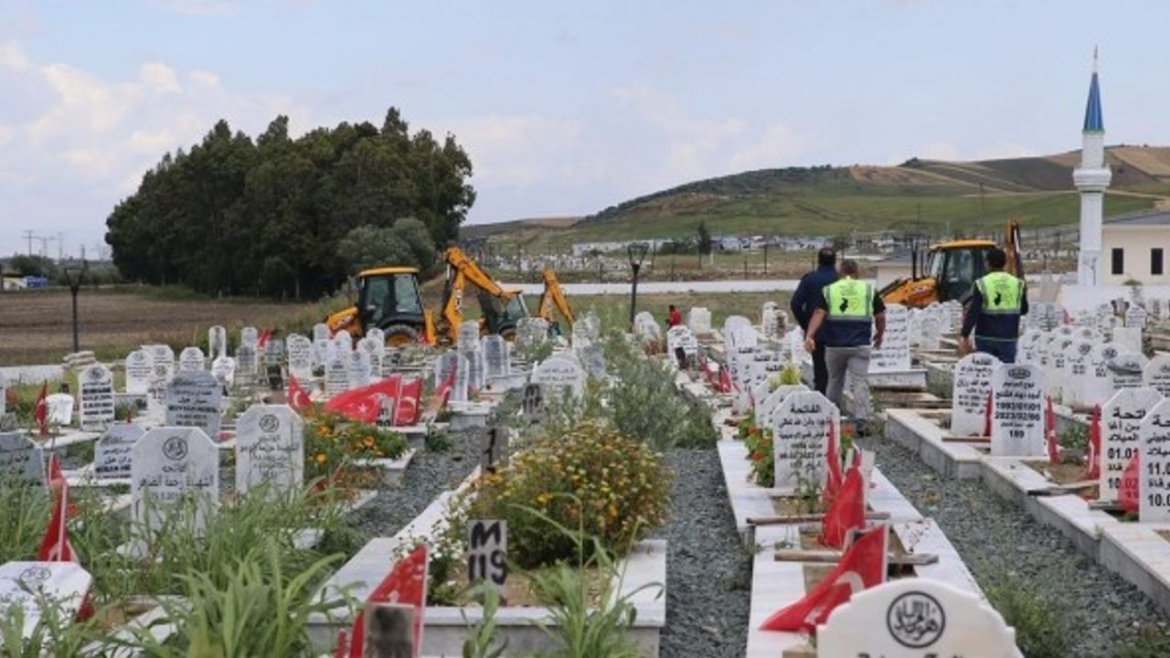 Sağanak Sonucu Mezarlıkta Çökme! Kabirler Hasar Gördü